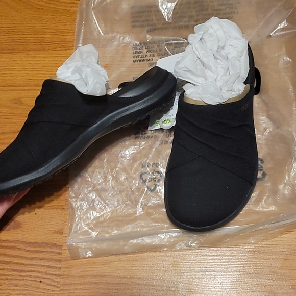 W4 Crocs - Picture 2 of 4